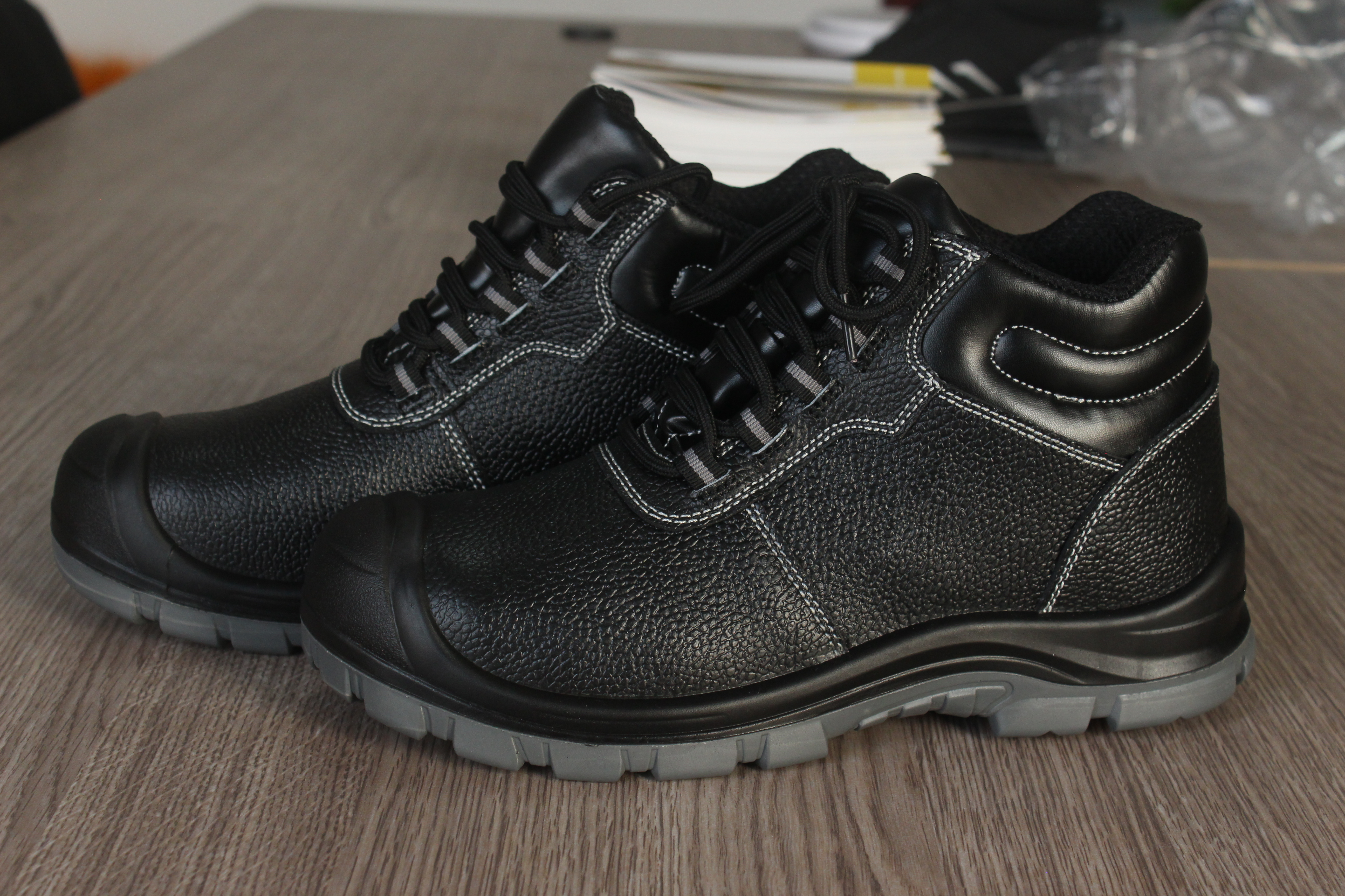 Durable Overprotection Premium Safety Features Multi-Functional Factory Use All Season Unisex Work Safety Boots with Steel Toe